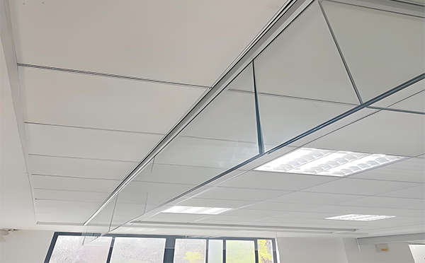 巩留玻璃挡烟垂壁