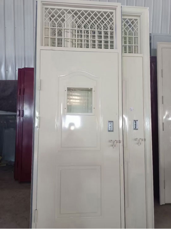 巩留学校教室门