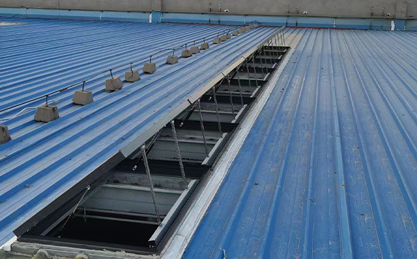 某城市大型商业综合体中庭巩留排烟窗工程